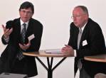 links Dr. Ulrich Bernath, rechts Moderator Werner Lauff
